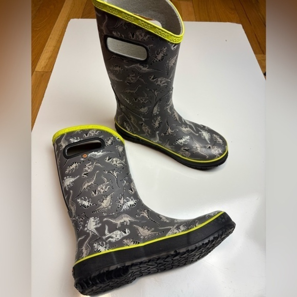 Bogs Rain Boot Super‎ Dino kids sz 6